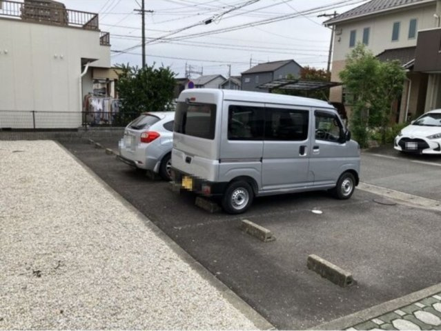 ラポール敷島の駐車場