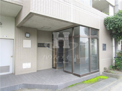 【エントランス】 | リバーサイドMAKIBA | 清潔なエントランスです