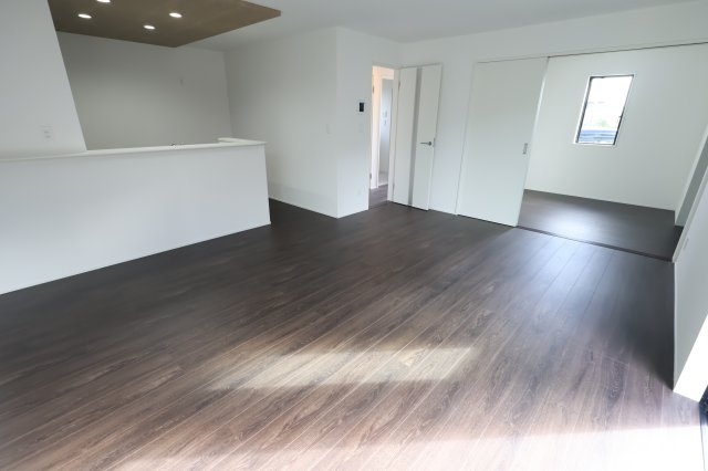 【居間・リビング】 | 《仲介手数料無料》上尾市藤波２丁目371(全1戸)新築一戸建てグラファーレ | 2025年11月3日 9:50 晴れ