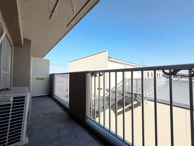 キャッスル取手　中古マンションのバルコニー|お布団やラグなどの大きな物も干しやすい広々としたバルコニー！