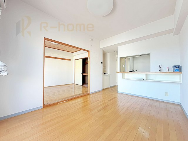 キャッスル取手　中古マンションの居間・リビング|たっぷりの陽光が注ぎ込む明るいリビング♪隣接の洋室を開放すると更なる空間に変身♪