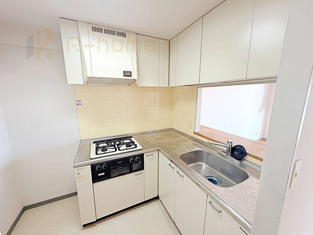 キャッスル取手　中古マンションのキッチン|L字型キッチン♪収納力もあり料理に集中できる空間です！