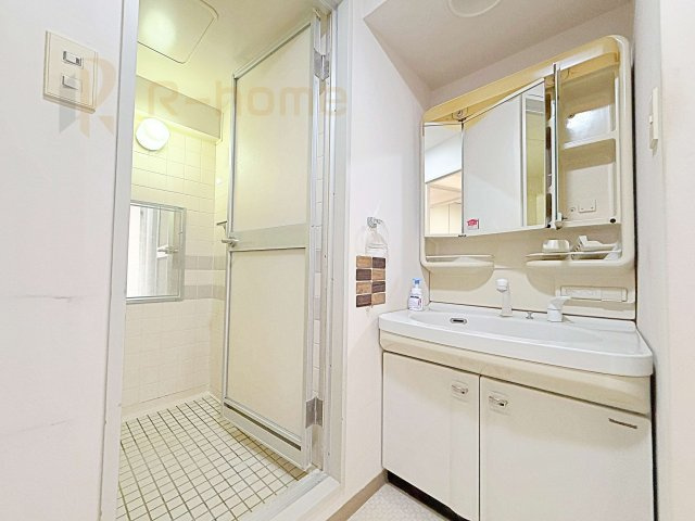 キャッスル取手　中古マンションの洗面所|白を基調とした洗面台。洗剤や歯ブラシなどもすっきり収納できます♪