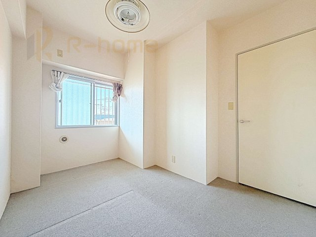 キャッスル取手　中古マンションの洋室|どんな部屋家具も合わせやすいシンプルな洋室！
全居室収納付きで居住空間スッキリ♪