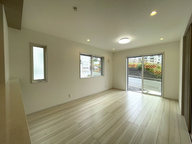 実際見てみると、ほう…これは…な家なんですっ！【旭区白根７丁目】新築戸建の居間・リビング|リビングです