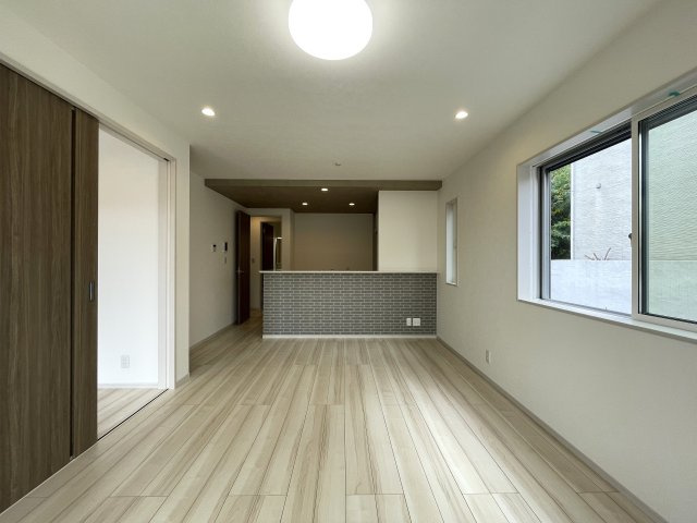 実際見てみると、ほう…これは…な家なんですっ！【旭区白根７丁目】新築戸建の居間・リビング|居間です