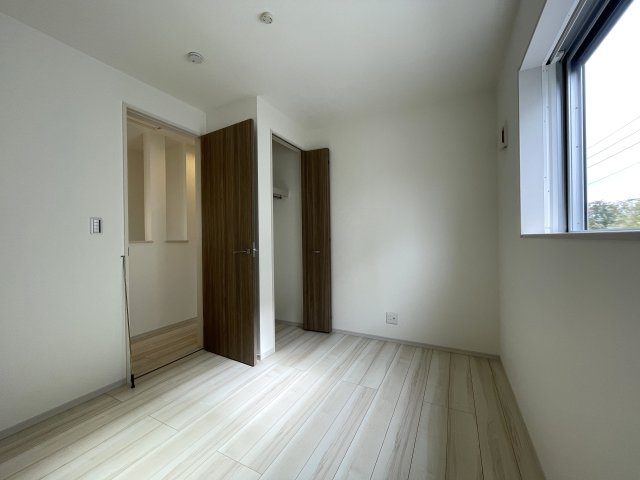 実際見てみると、ほう…これは…な家なんですっ！【旭区白根７丁目】新築戸建の洋室|明るい洋室です