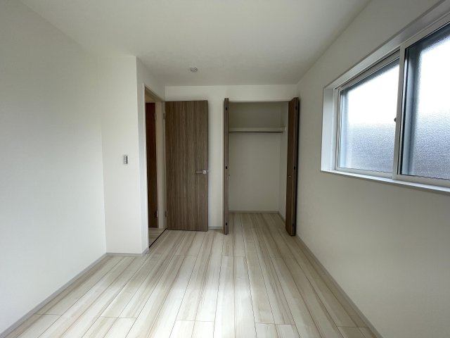 実際見てみると、ほう…これは…な家なんですっ！【旭区白根７丁目】新築戸建の洋室|きれいな洋室です