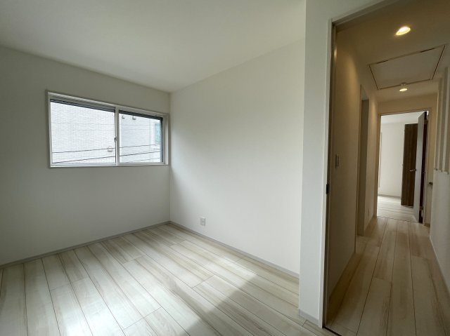 実際見てみると、ほう…これは…な家なんですっ！【旭区白根７丁目】新築戸建の洋室|スタンダードな洋室です