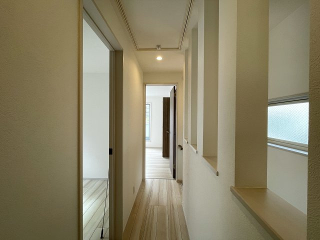 実際見てみると、ほう…これは…な家なんですっ！【旭区白根７丁目】新築戸建の内装|明るい色調の室内です