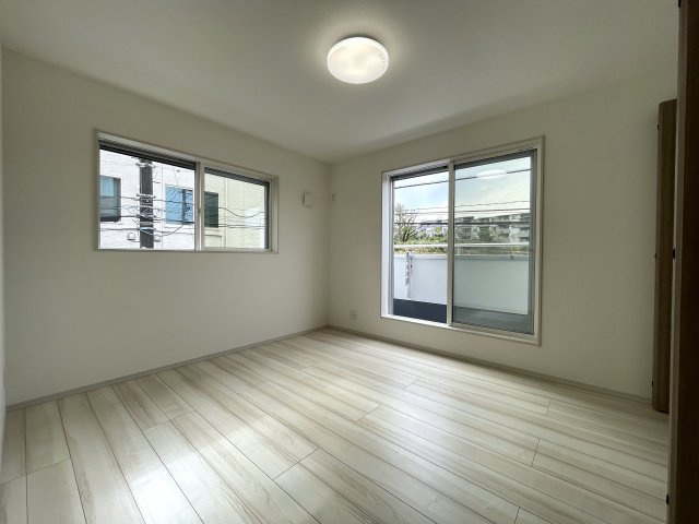 実際見てみると、ほう…これは…な家なんですっ！【旭区白根７丁目】新築戸建の洋室|ゆったりした洋室です