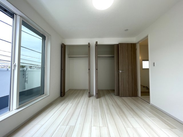 実際見てみると、ほう…これは…な家なんですっ！【旭区白根７丁目】新築戸建の洋室|スタンダードな洋室です