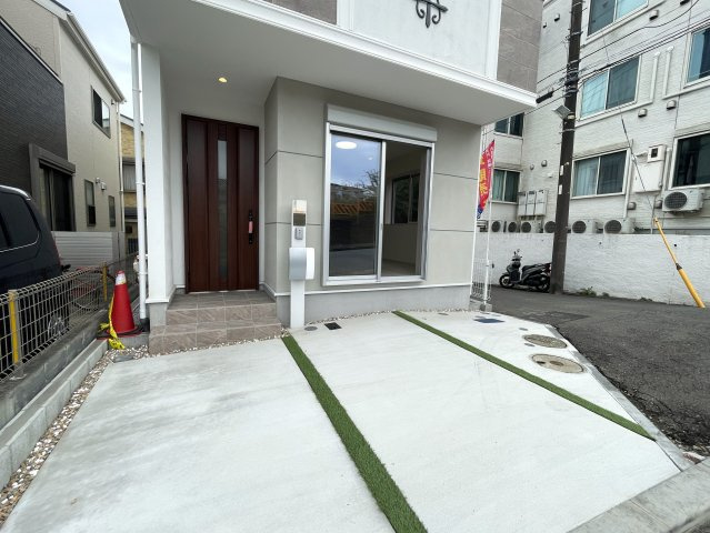 実際見てみると、ほう…これは…な家なんですっ！【旭区白根７丁目】新築戸建の駐車場|駐車場に車を止められます