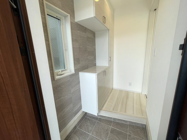 実際見てみると、ほう…これは…な家なんですっ！【旭区白根７丁目】新築戸建の玄関|ゆったりとした玄関です