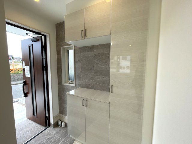 実際見てみると、ほう…これは…な家なんですっ！【旭区白根７丁目】新築戸建の玄関|明るい玄関です