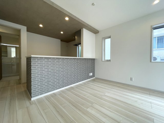 実際見てみると、ほう…これは…な家なんですっ！【旭区白根７丁目】新築戸建の居間・リビング|おしゃれな居間です