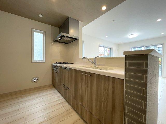 実際見てみると、ほう…これは…な家なんですっ！【旭区白根７丁目】新築戸建のキッチン|キッチンでお料理をお楽しみください