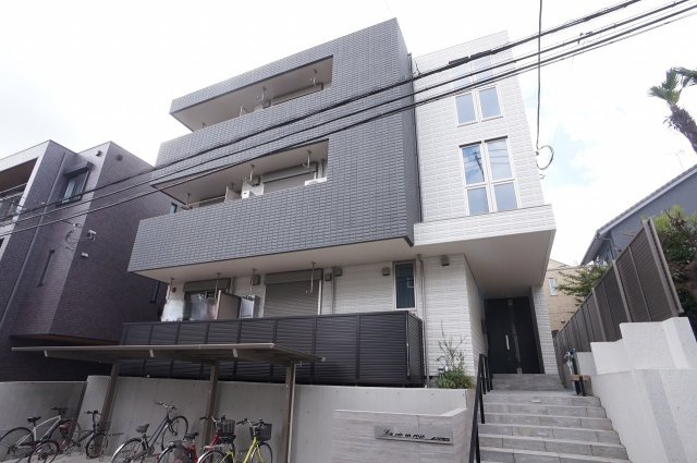 【外観】 | ラビアンローゼ | シャープさがあり、2色のコントラストが織りなす美しい建物です
