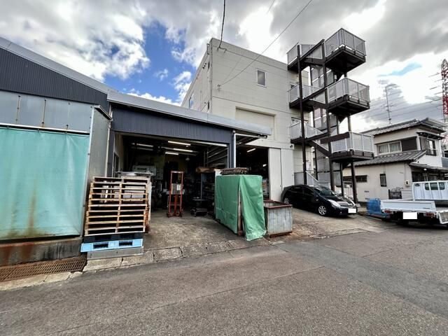 勝川町１丁目　事務所付貸倉庫の外観
