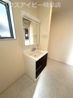 【独立洗面台】 | 岐阜市野一色新築建売全3棟！長森北小学校徒歩5分！5LDK！リビングはゆとりの16帖！ | 岐阜市野一色新築建売全3棟！長森北小学校徒歩5分！5LDK！リビングはゆとりの16帖！