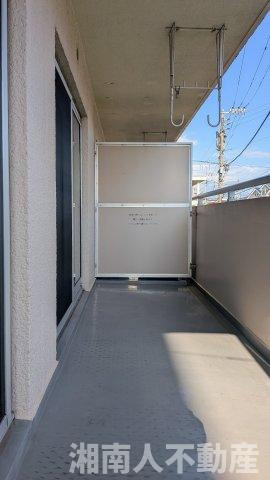 コーポ鵠沼B棟のバルコニー|暖かな日差しのふりそそぐバルコニー