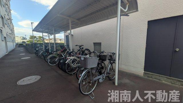 コーポ鵠沼B棟の駐輪場