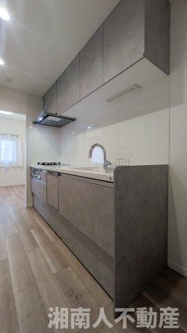 コーポ鵠沼B棟のキッチン|コンパクトなキッチンで掃除もラクラク