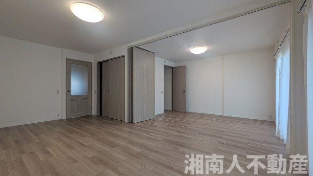 コーポ鵠沼B棟の居間・リビング|こちらのリビングで趣味の時間をお楽しみください