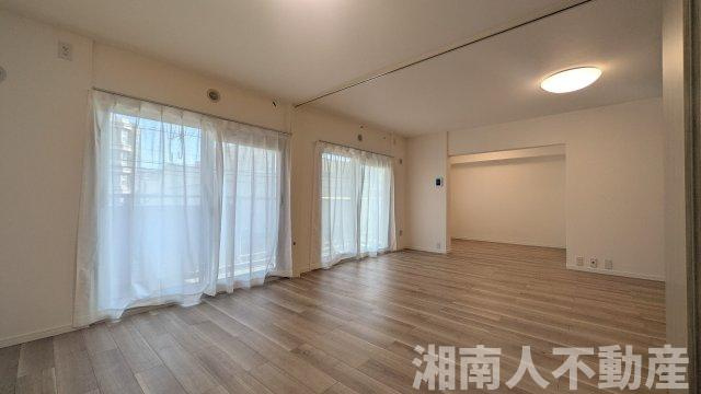 コーポ鵠沼B棟の居間・リビング|使いやすいリビングです