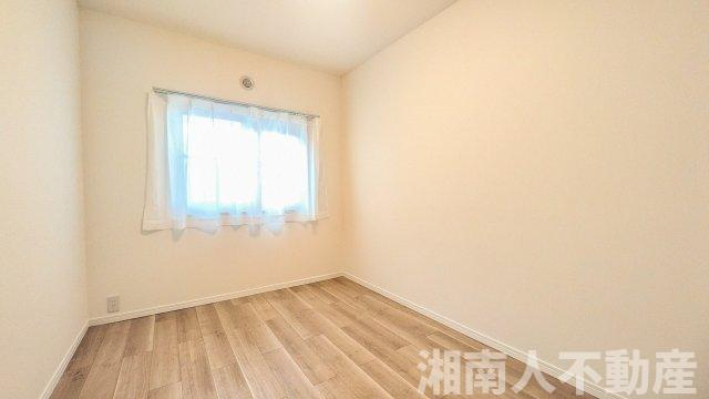 コーポ鵠沼B棟の洋室|落ち着いた色調の洋室です