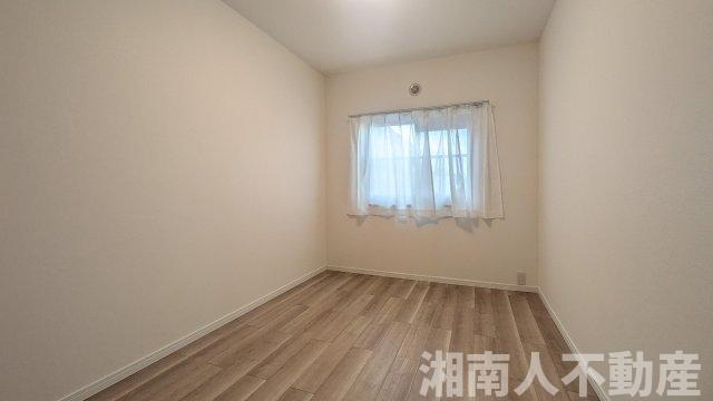 コーポ鵠沼B棟の洋室|落ち着いた色調の洋室です