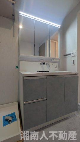 コーポ鵠沼B棟の独立洗面台|独立洗面台、小物を置くことができて便利です