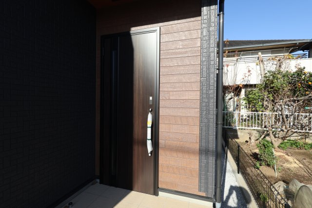 《仲介手数料無料》上尾市井戸木１丁目23-9(全1戸)新築一戸建てブルーミングガーデンの玄関|撮影日 2025年11月30晴れ日 9:45 晴れ