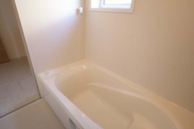 《仲介手数料無料》上尾市井戸木１丁目23-9(全1戸)新築一戸建てブルーミングガーデンの浴室|撮影日 2025年11月30晴れ日 9:45 晴れ