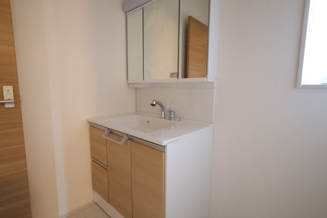 《仲介手数料無料》上尾市井戸木１丁目23-9(全1戸)新築一戸建てブルーミングガーデンの独立洗面台|撮影日 2025年11月30晴れ日 9:45 晴れ