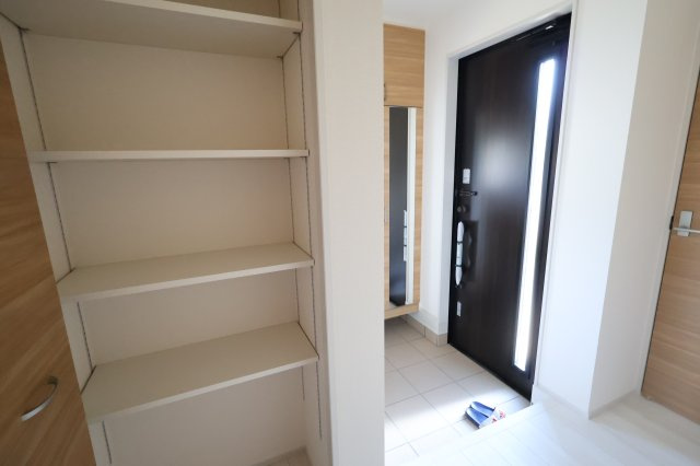 《仲介手数料無料》上尾市井戸木１丁目23-9(全1戸)新築一戸建てブルーミングガーデンの収納|撮影日 2025年11月30晴れ日 9:45 晴れ