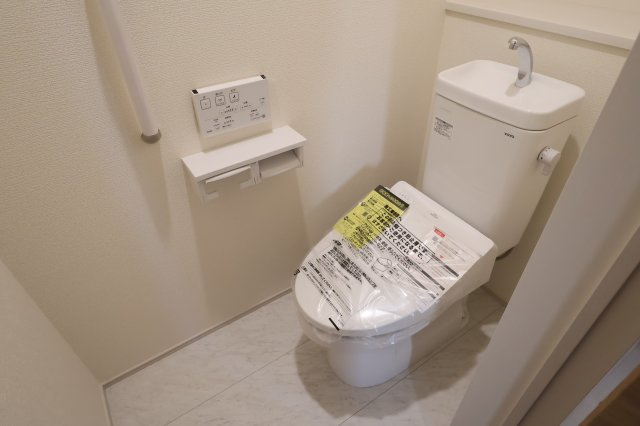 《仲介手数料無料》上尾市井戸木１丁目23-9(全1戸)新築一戸建てブルーミングガーデンのトイレ|撮影日 2025年11月30晴れ日 9:45 晴れ