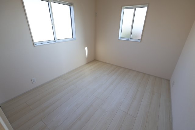 《仲介手数料無料》上尾市井戸木１丁目23-9(全1戸)新築一戸建てブルーミングガーデンの洋室|撮影日 2025年11月30晴れ日 9:45 晴れ