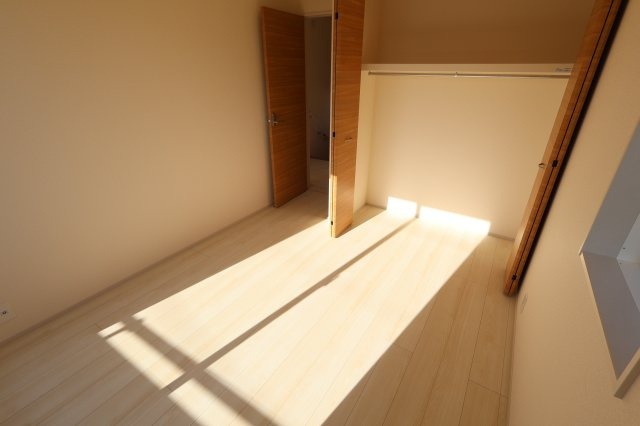 《仲介手数料無料》上尾市井戸木１丁目23-9(全1戸)新築一戸建てブルーミングガーデンの洋室|撮影日 2025年11月30晴れ日 9:45 晴れ