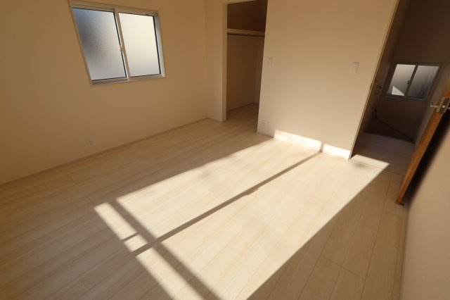 《仲介手数料無料》上尾市井戸木１丁目23-9(全1戸)新築一戸建てブルーミングガーデンの洋室|撮影日 2025年11月30晴れ日 9:45 晴れ