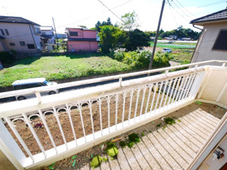 【バルコニー】 | 八街市八街ろ　中古戸建 | 軽量鉄骨造４LDK南道路で閑静な分譲地内 庭に駐車場新設スペースあり 八街市立交進小学校徒歩約11分