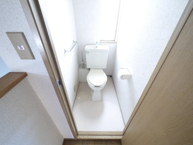 八街市八街ろ　中古戸建のトイレ|軽量鉄骨造４LDK南道路で閑静な分譲地内 庭に駐車場新設スペースあり 八街市立交進小学校徒歩約11分