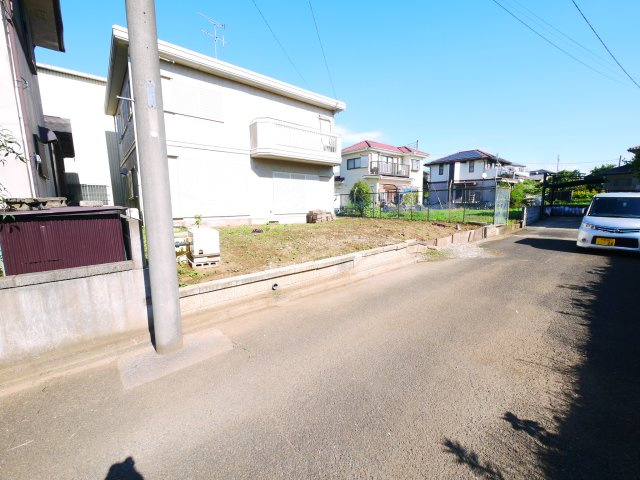 八街市八街ろ　中古戸建の前面道路含む現地写真|軽量鉄骨造４LDK南道路で閑静な分譲地内 庭に駐車場新設スペースあり 八街市立交進小学校徒歩約11分