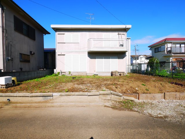八街市八街ろ　中古戸建の外観|軽量鉄骨造４LDK南道路で閑静な分譲地内 庭に駐車場新設スペースあり 八街市立交進小学校徒歩約11分