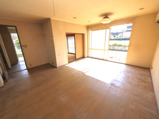 【居間・リビング】 | 八街市八街ろ　中古戸建 | 軽量鉄骨造４LDK南道路で閑静な分譲地内 庭に駐車場新設スペースあり 八街市立交進小学校徒歩約11分