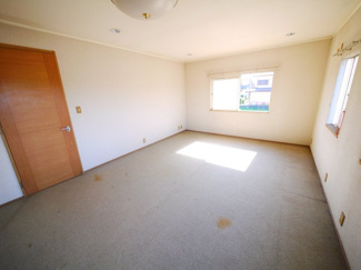 【洋室】 | 八街市八街ろ　中古戸建 | 軽量鉄骨造４LDK南道路で閑静な分譲地内 庭に駐車場新設スペースあり 八街市立交進小学校徒歩約11分