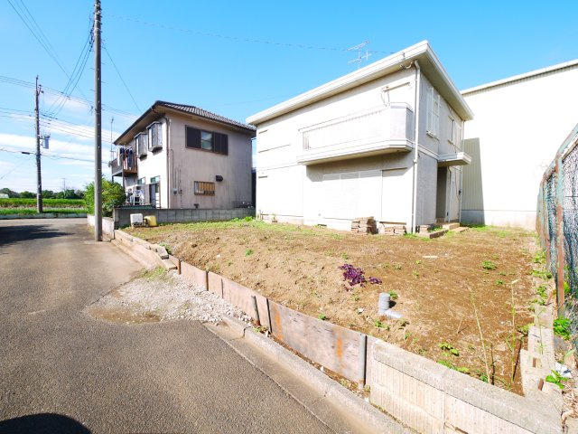 八街市八街ろ　中古戸建の前面道路含む現地写真|軽量鉄骨造４LDK南道路で閑静な分譲地内 庭に駐車場新設スペースあり 八街市立交進小学校徒歩約11分