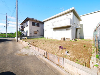 【前面道路含む現地写真】 | 八街市八街ろ　中古戸建 | 軽量鉄骨造４LDK南道路で閑静な分譲地内 庭に駐車場新設スペースあり 八街市立交進小学校徒歩約11分