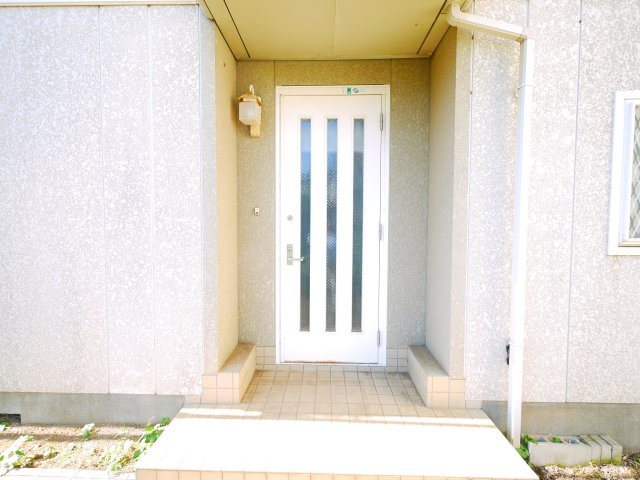 八街市八街ろ　中古戸建の玄関|軽量鉄骨造４LDK南道路で閑静な分譲地内 庭に駐車場新設スペースあり 八街市立交進小学校徒歩約11分
