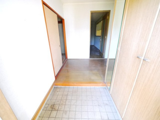 【玄関】 | 八街市八街ろ　中古戸建 | 軽量鉄骨造４LDK南道路で閑静な分譲地内 庭に駐車場新設スペースあり 八街市立交進小学校徒歩約11分